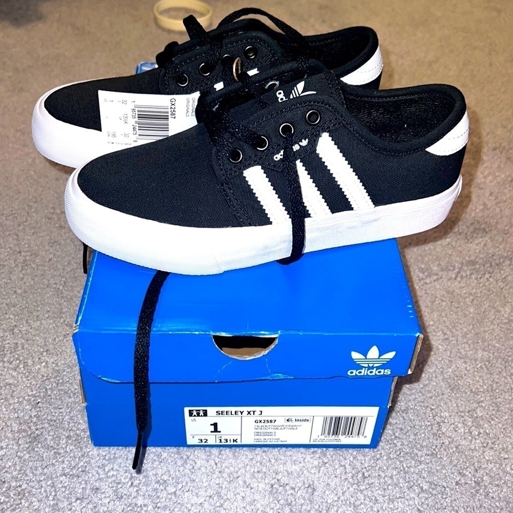 NWT Kids adidas sneaker